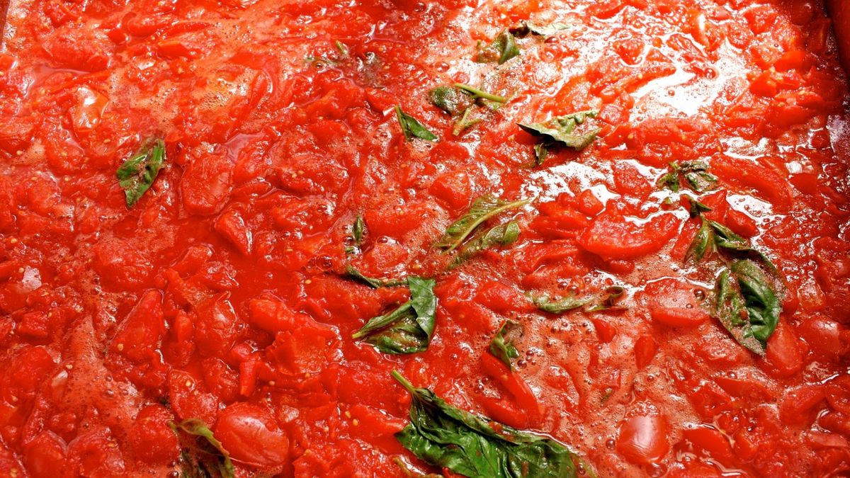 Warzywa, owoce, dobre tłuszcze i zioła mogą pomóc łagodzić mikrozapalenia, które osłabiają organizm.