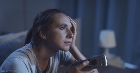 Nieustannie podgłaśniasz telewizor? To problem, który dotyka milionów