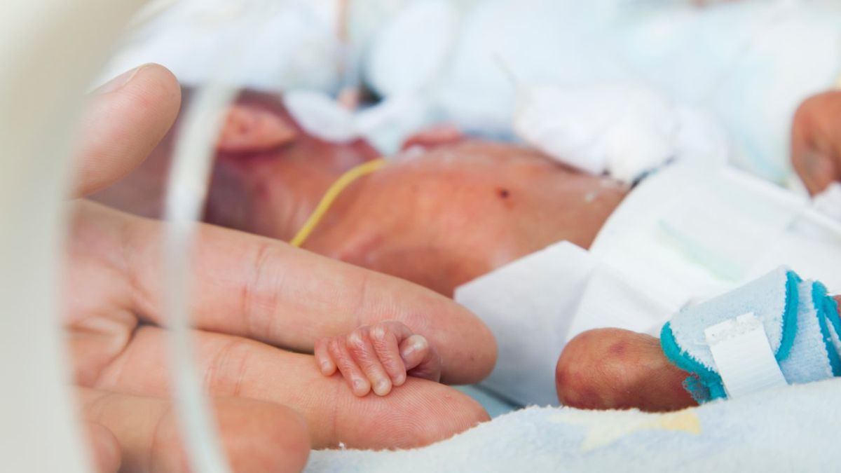 Martwicze zapalenie jelit u wcześniaków jest chorobą, która często wymaga interwencji chirurgicznej.