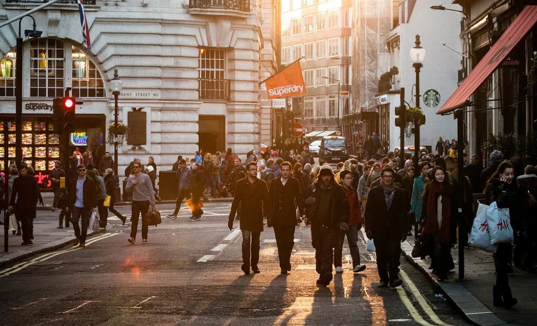 Anomia społeczna – czym jest i jak się przejawia?