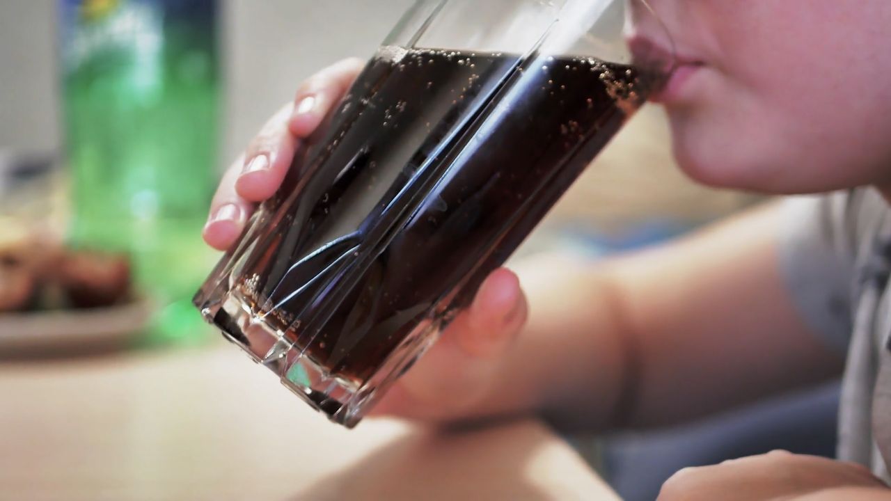 Napoje gazowane gorsze niż słodycze. Naukowcy ostrzegają (WIDEO)