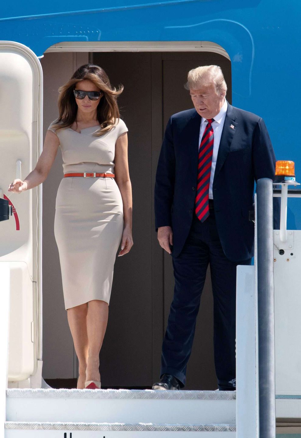 Melania Trump w cielistej sukience Rolanda Moureta w Londynie