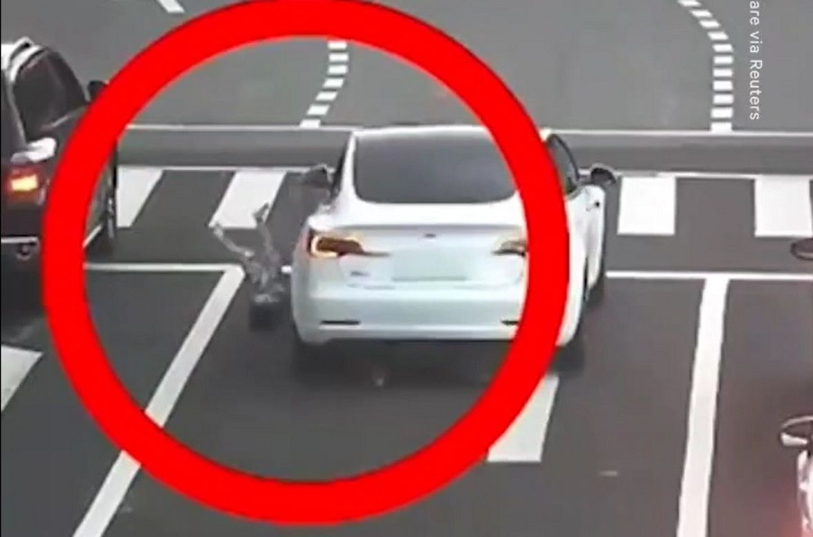 Dziecko wypadło przez okno z samochodu