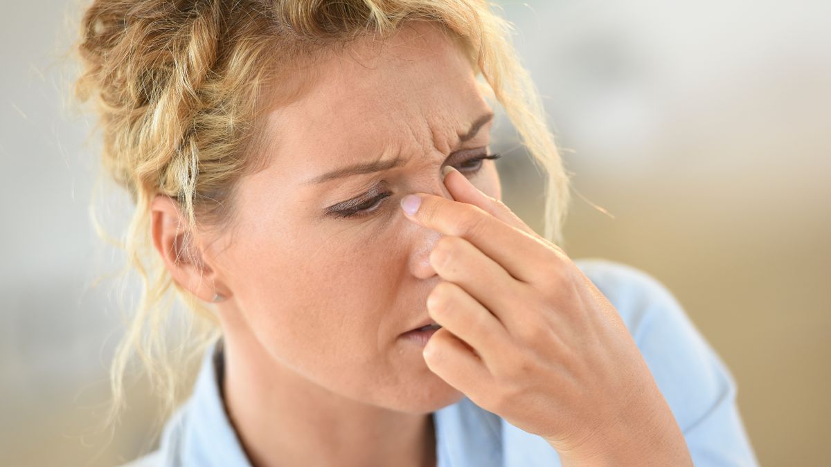 Domowe sposoby na ból zatok mogą uwzględniać płukanie zatok lub inhalacje.