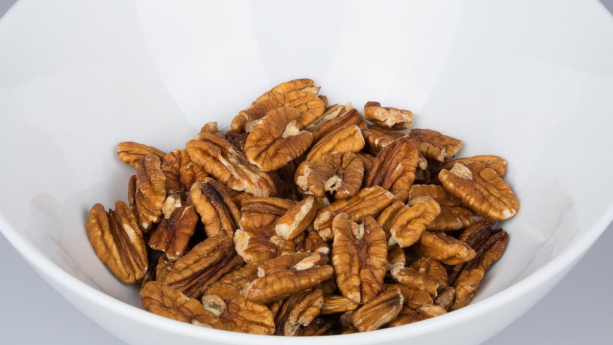 Mało popularne orzechy obniżają poziom cholesterolu. Warto je włączyć do diety