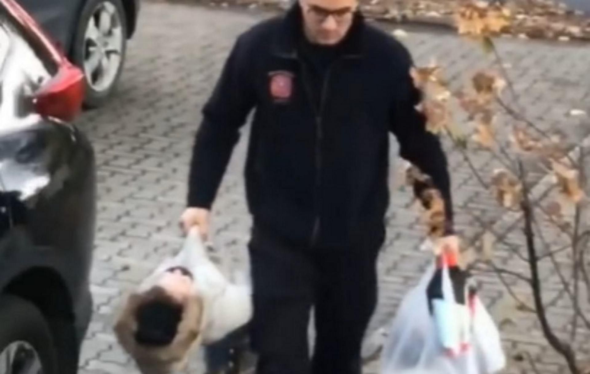 Najpierw wziął zakupy, potem dziecko