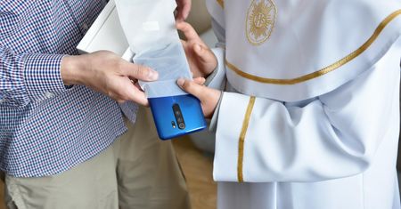 Nie był zadowolony z prezentów komunijnych. Mama chciała zapaść się pod ziemię