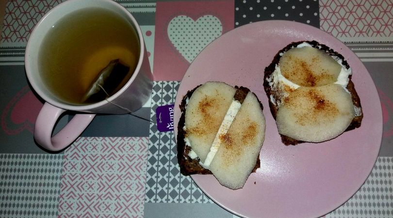 Chleb z niską zawartością węglowodanów, serek oraz gruszka. Lekki, smaczne i zdrowe śniadanie 