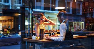 Sneating, curving i pigging – uwaga na nowe trendy w randkowaniu