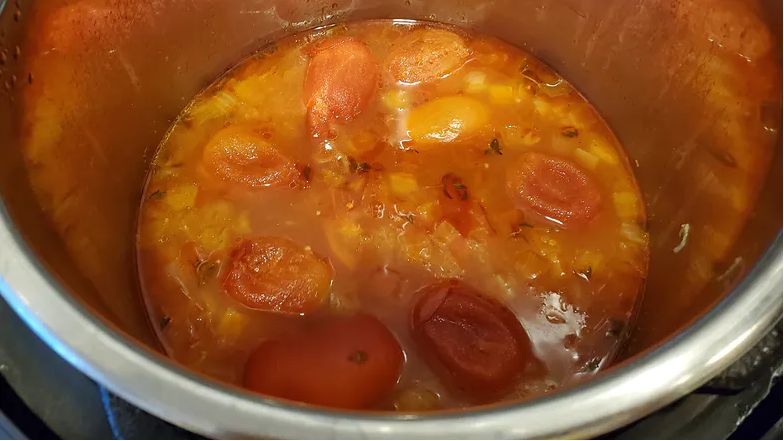 Kancerogenna substancja w popularnym produkcie. To popularny składnik pomidorowej