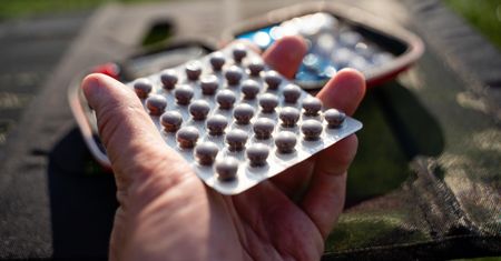 Suplementuj z głową. Popularna witamina może mieć związek rozwojem nowotworu