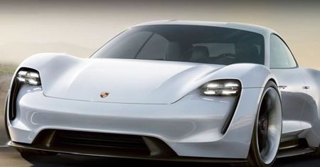 Porsche planuje odebrać klientów Tesli, parada pojazdów wojskowych i 87-latka na zlocie Fiata 126p
