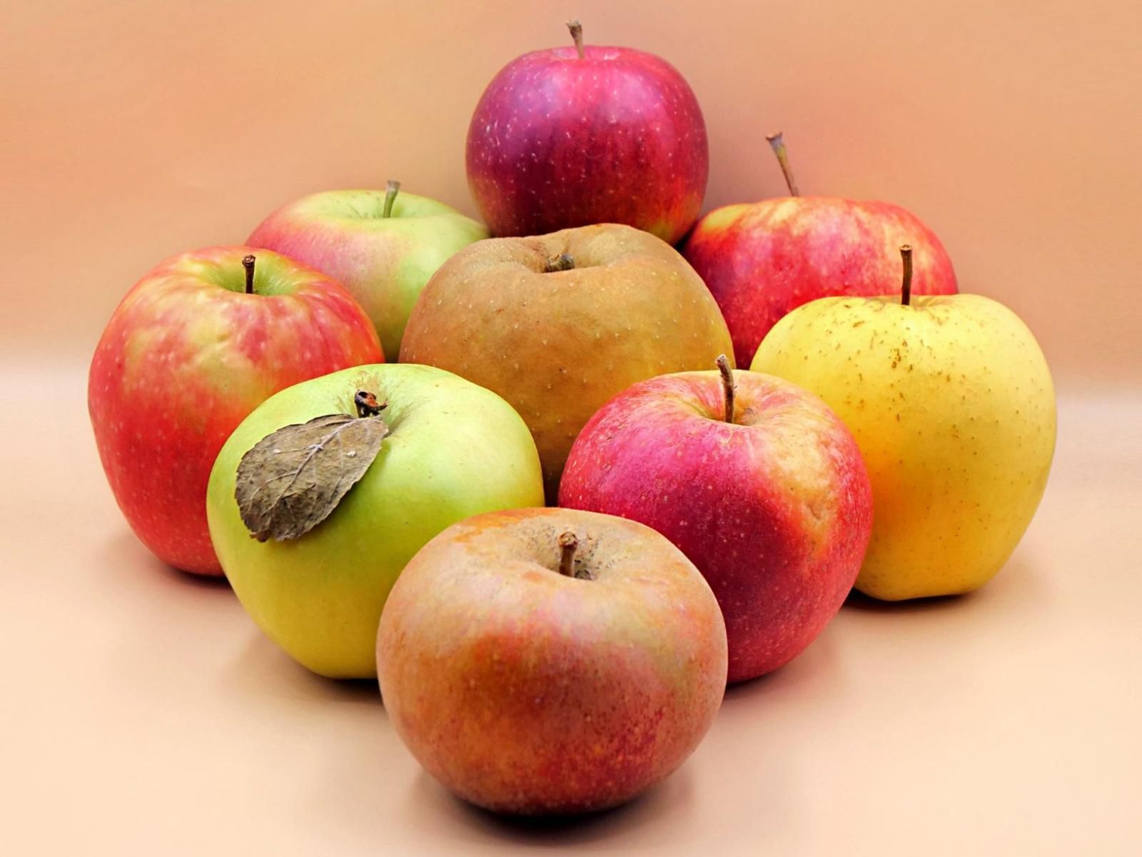 Najlepiej jeść jabłka na surowo i ze skórką, ponieważ to właśnie w niej znajduje się najwięcej błonnika, witamin i przeciwutleniaczy.