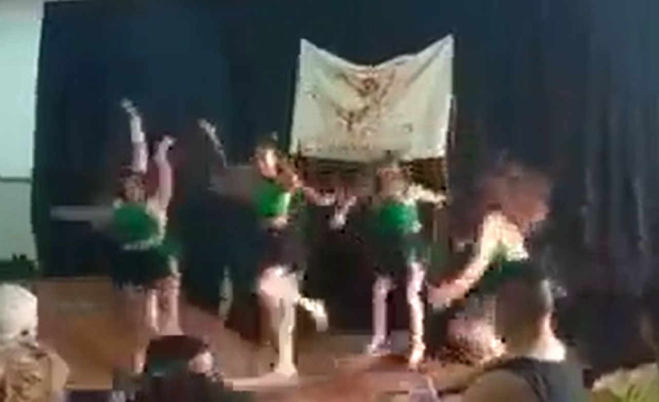 Scena zawaliła się pod ciężarem tańczącej grupy dziewcząt