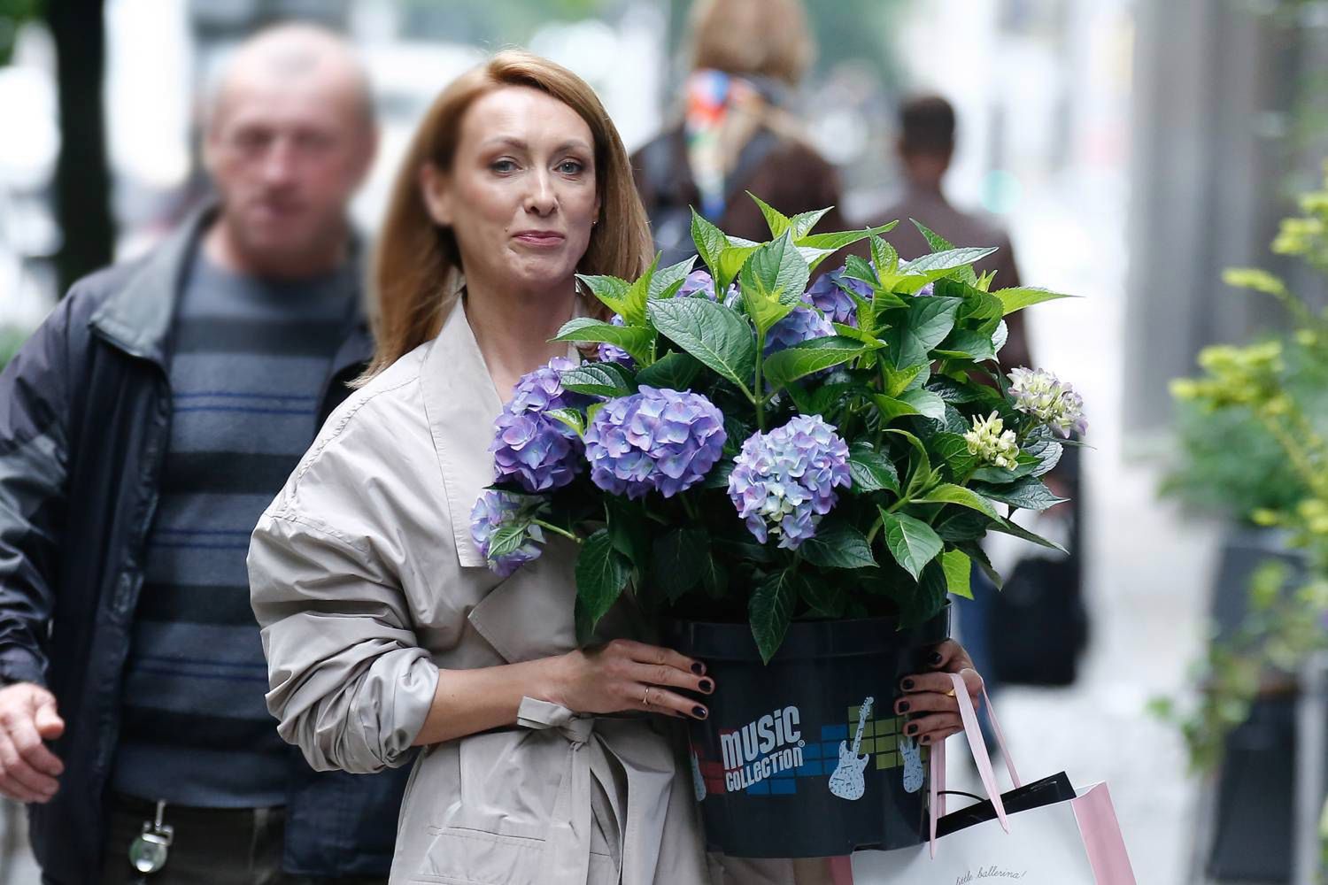 Anna Kalczyńska z bukietem błękitnych hortensji