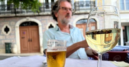 Nie pij tego alkoholu latem. Zwiększa ryzyko czerniaka o 22 proc.