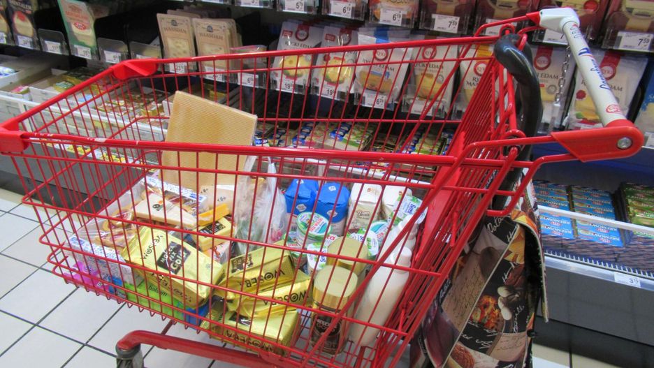 Zuchwała kradzież. Dzieci próbowały wyjść ze sklepu z koszem pełnym słodyczy, napojów, kabanosów i sushi