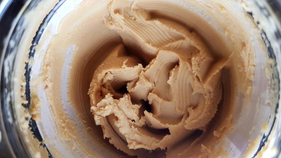 Smaczny dodatek do diety. Dlaczego warto jeść masło orzechowe?