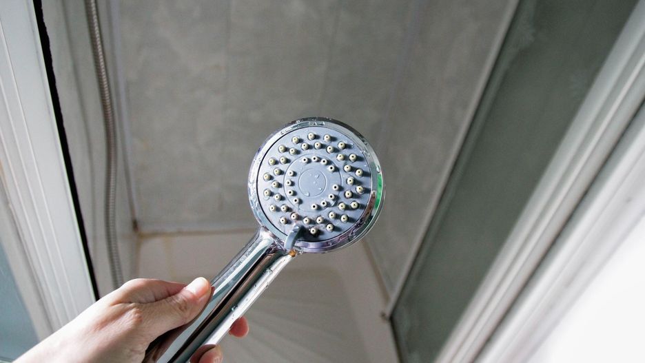 Prosty trik ochroni łazienkę przed kamieniem. Wystarczy 30 sekund