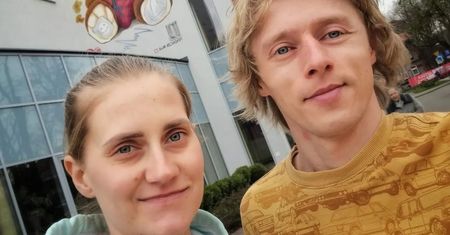Mają tę samą wadę genetyczną. Takie są główne objawy