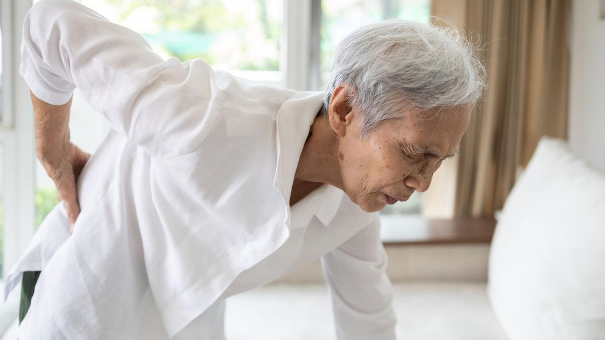 Ból żeber nie tylko utrudnia codzienne funkcjonowanie, ale może być także objawem wielu schorzeń.