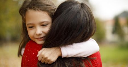 Adoptowała dziecko siostry. Po latach biologiczna matka żąda "zwrotu" córki