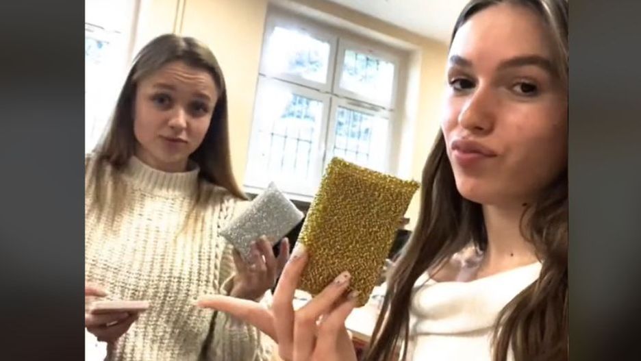 Uczennice pokazały prezenty na Dzień Kobiet. "Zero szacunku"