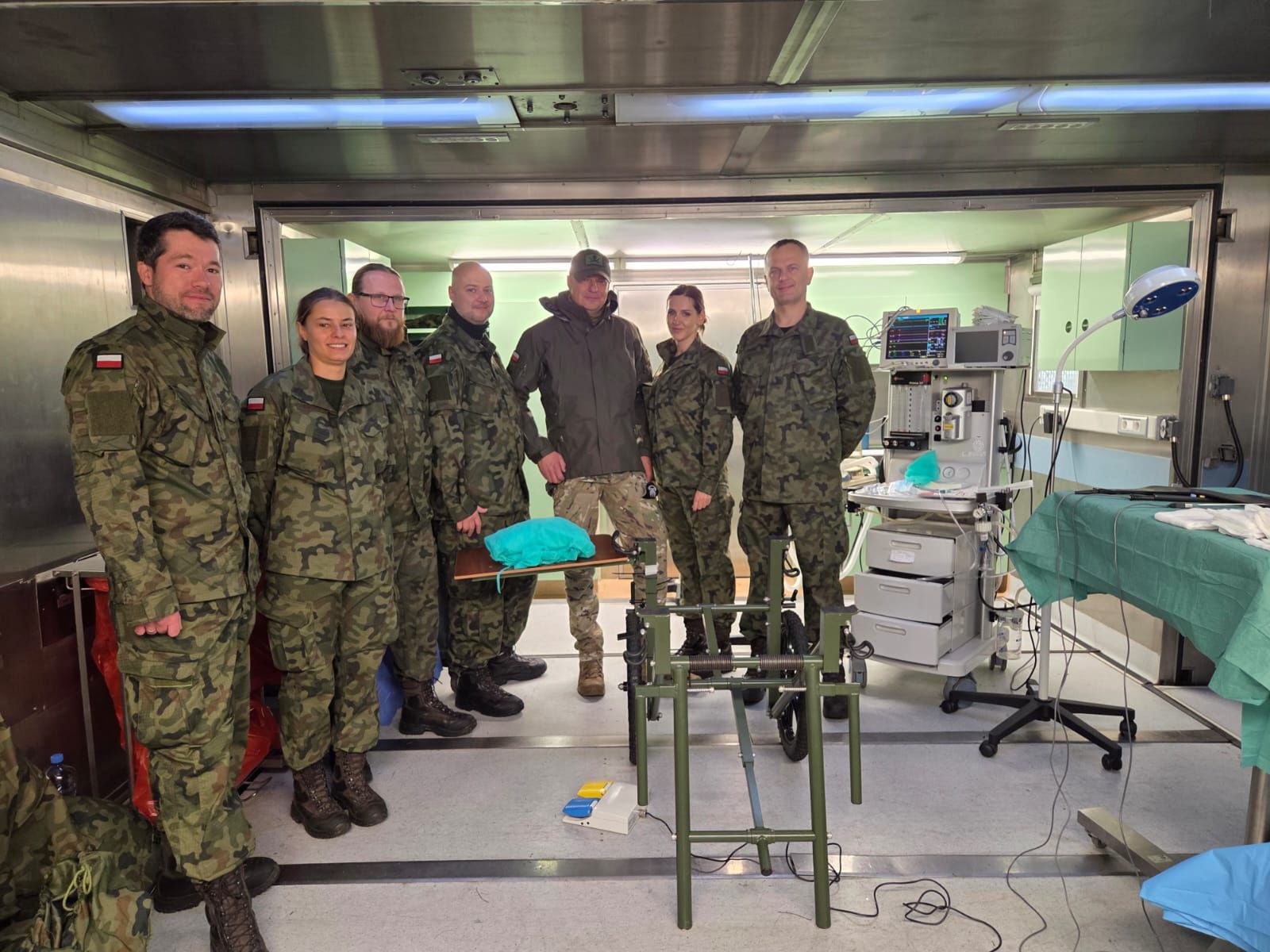 Prof. Sieńko w otoczeniu cywilnych lekarzy na sali operacyjnej szpitala polowego 