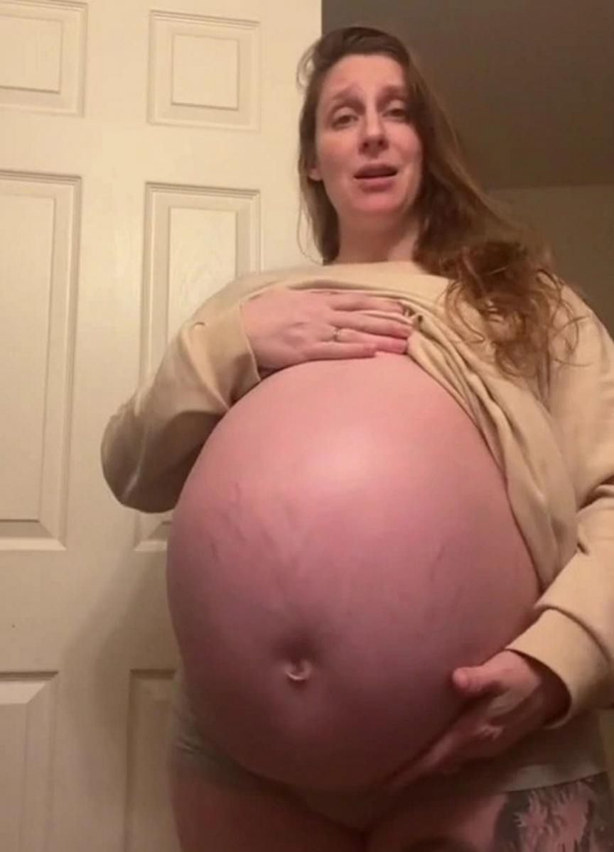 Kobieta pokazała ogromny brzuch ciążowy