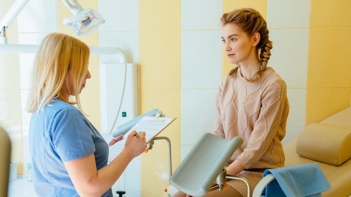 Posiew z pochwy wykonuje się w przypadku podejrzenia infekcji pochwy oraz u kobiet w ciąży.