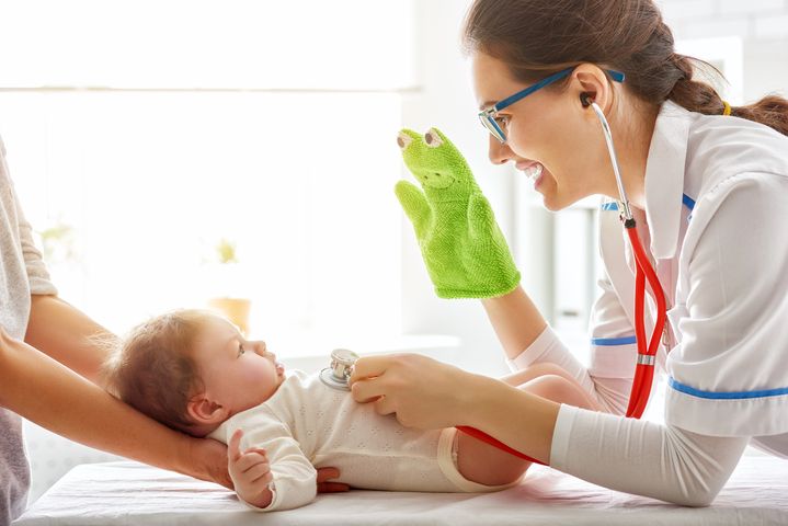 Osłuchiwanie klatki piersiowej jest badaniem wykonywanym rutynowo u lekarza pediatry, również wykonuje się je w chwilę po urodzeniu