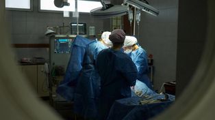 Lekarze usunęli 16-kilogramowy guz. Pacjent od roku miał bóle brzucha