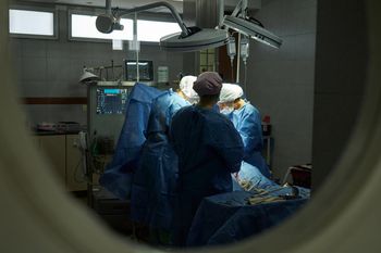 Lekarze usunęli 16-kilogramowy guz. Pacjent od roku miał bóle brzucha