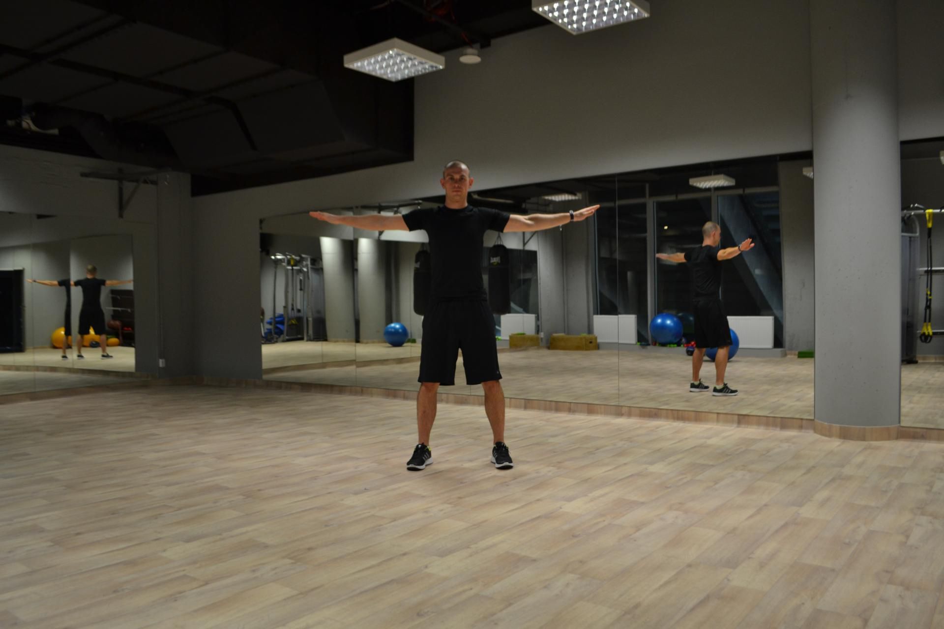 Unoszenie ramion bokiem – część pierwsza. Autor: Grzegorz Wichrzycki