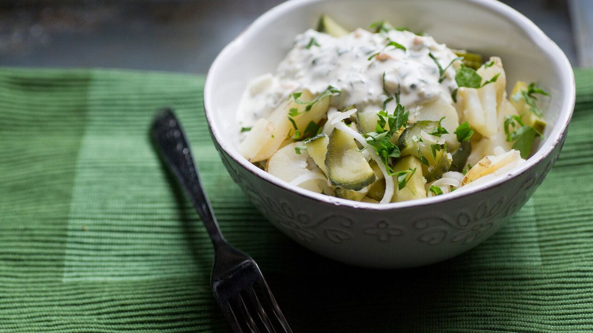 Sałatka ziemniaczana do grilla to niesamowicie smaczna i pożywna potrawa.