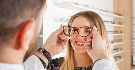 Kupujesz okulary poza punktem optycznym? Nie ryzykuj!