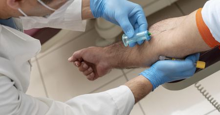 Co 40 minut ktoś dowiaduje się o nowotworze. Pomóc może jedno badanie krwi