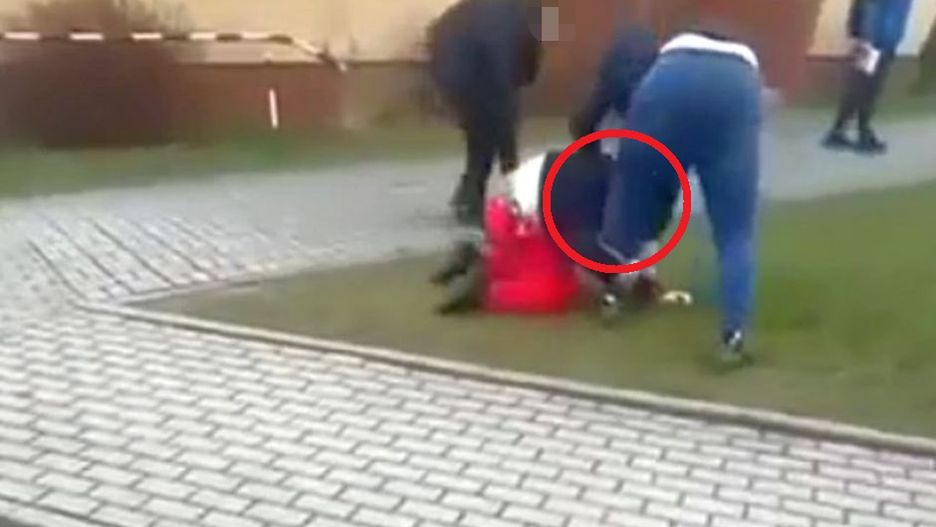 Ojciec pobił 15-letniego kolegę syna. Wszystko się nagrało