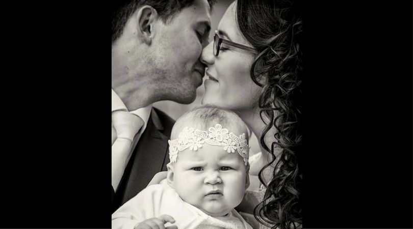 Mina niemowlęcia zdaje się wyrażać zdziwienie zaistniałą sytuacją