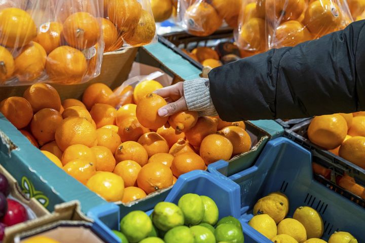 Pomarańcze to bomba witamin dla dzieci. Które owoce są słodkie i nie mają pestek?