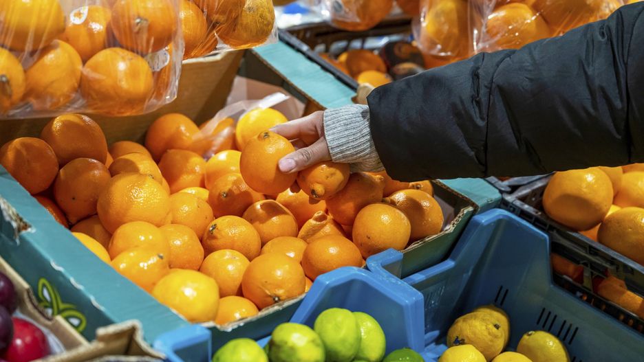 Pomarańcze to bomba witamin dla dzieci. Które owoce są słodkie i nie mają pestek?