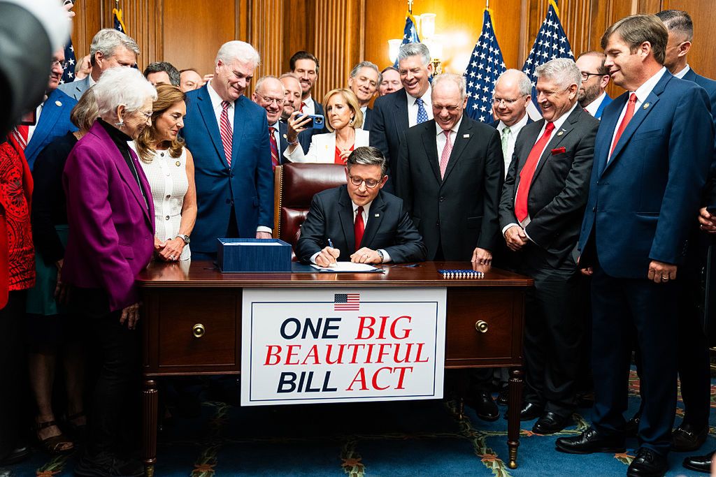 Przewodniczący Izby Reprezentantów USA Mike Johnson podpisuje ustawę &quot;Big Beautiful Bill Act&quot;, 3 lipca 2025