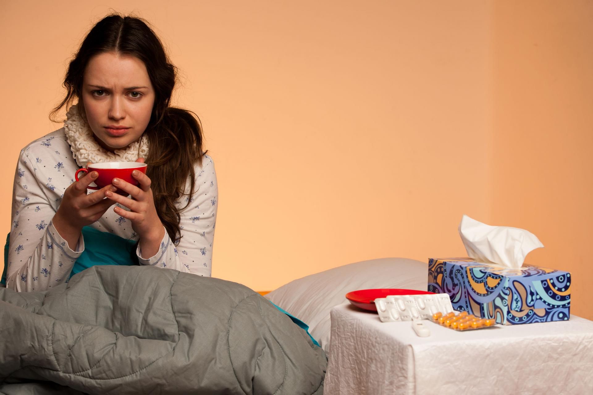 Przeziębienie wiąże się z katarem, bólem głowy i czasem kaszlem