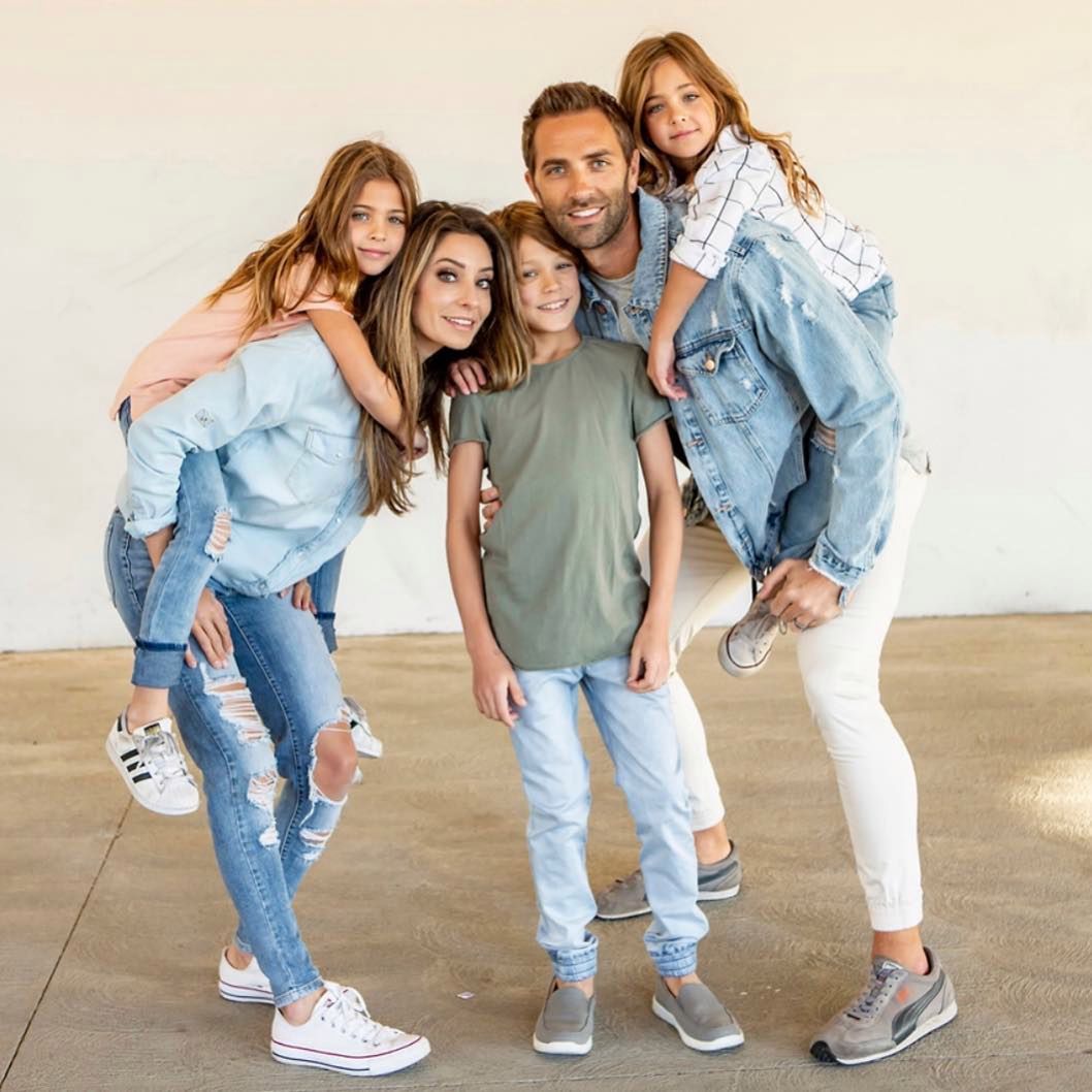 Leah i Ava z rodzicami i starszym bratem. 