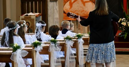 Dziecko zapytało księdza o imprezę komunijną. "Nie dajmy się zwariować"