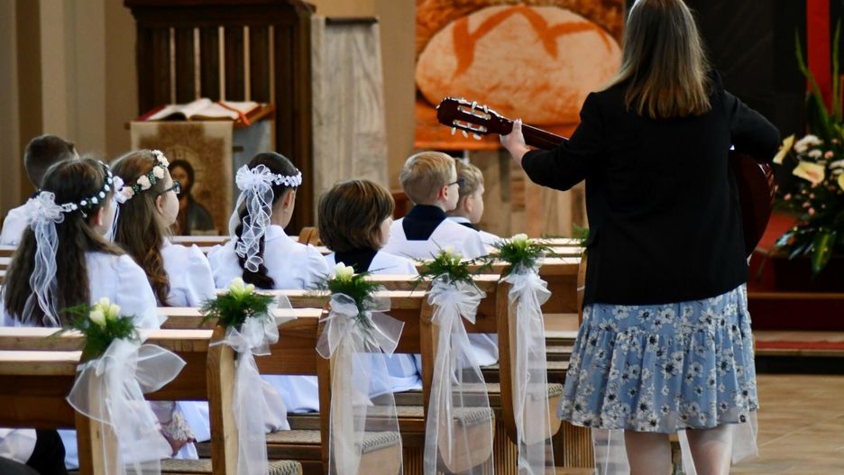 Dziecko zapytało księdza o imprezę komunijną. "Nie dajmy się zwariować"