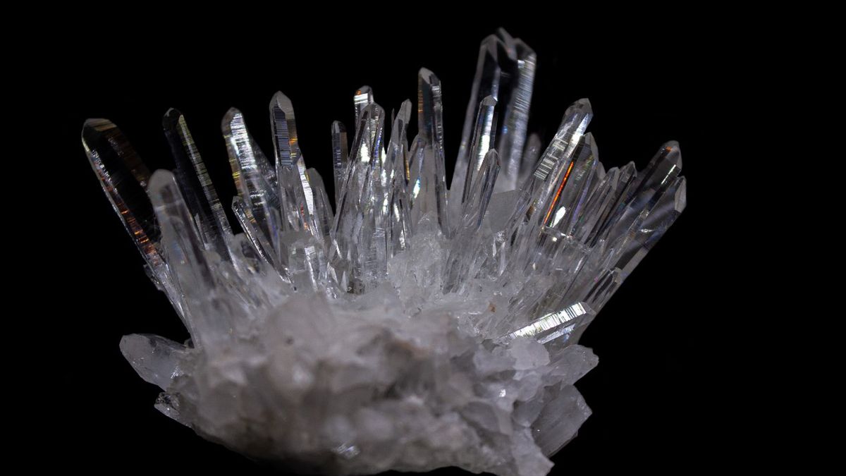 Kryształ górski to bezbarwna, przezroczysta odmiana kwarcu.