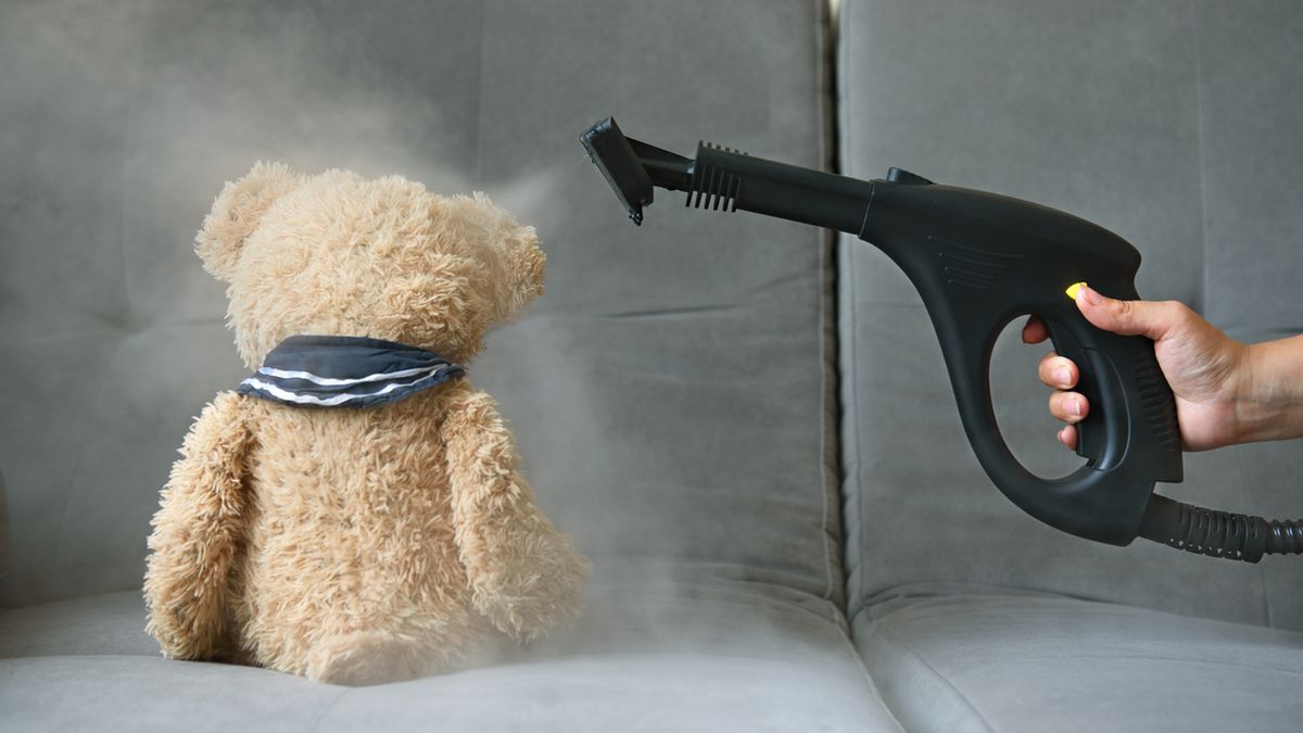 Alergia na roztocza powoduje między innymi katar oraz łzawienie i swędzenie oczu.