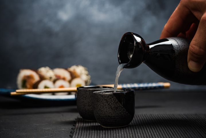 Sake to popularny japoński napój alkoholowy, wytwarzany z fermentowanego ryżu