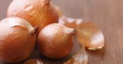 Dlaczego warto pić herbatę z łupin cebuli? (WIDEO)